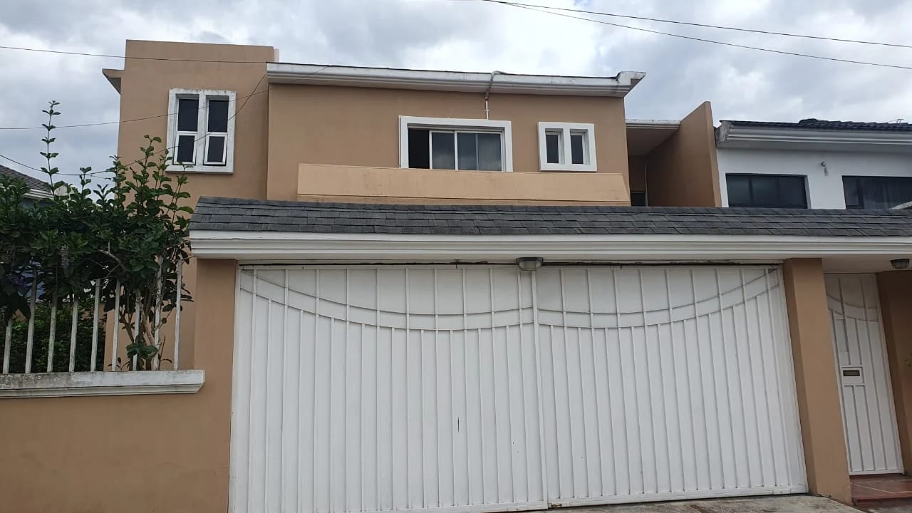 CASA EN VENTA EN LA EXCLUSIVA COLONIA JARDINES DE SAN ISIDRO ZONA 16 — Casa en Venta en Jardines de San Isidro, Zona 16, Guatemala, Ciudad — foto 1 de 17