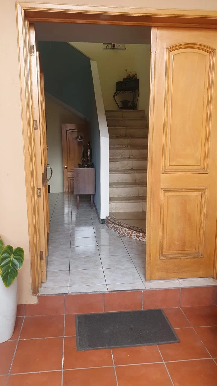 CASA EN VENTA EN LA EXCLUSIVA COLONIA JARDINES DE SAN ISIDRO ZONA 16 — Casa en Venta en Jardines de San Isidro, Zona 16, Guatemala, Ciudad — foto 2 de 17