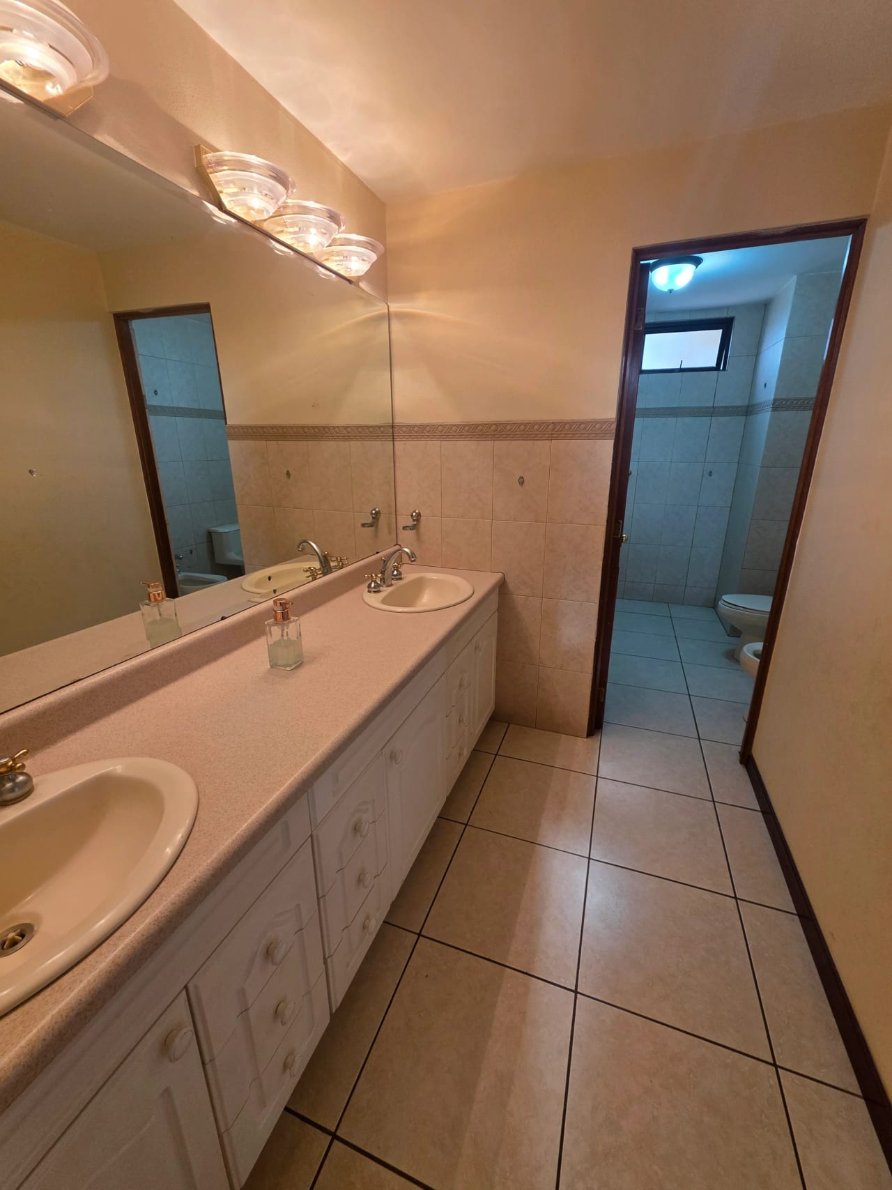 APARTAMENTO GRANDE EN VENTA TORRE CASTELAR ZONA 10 — Apartamento en Venta en Torre Castelar, Zona 10, Guatemala, Ciudad — foto 7 de 7