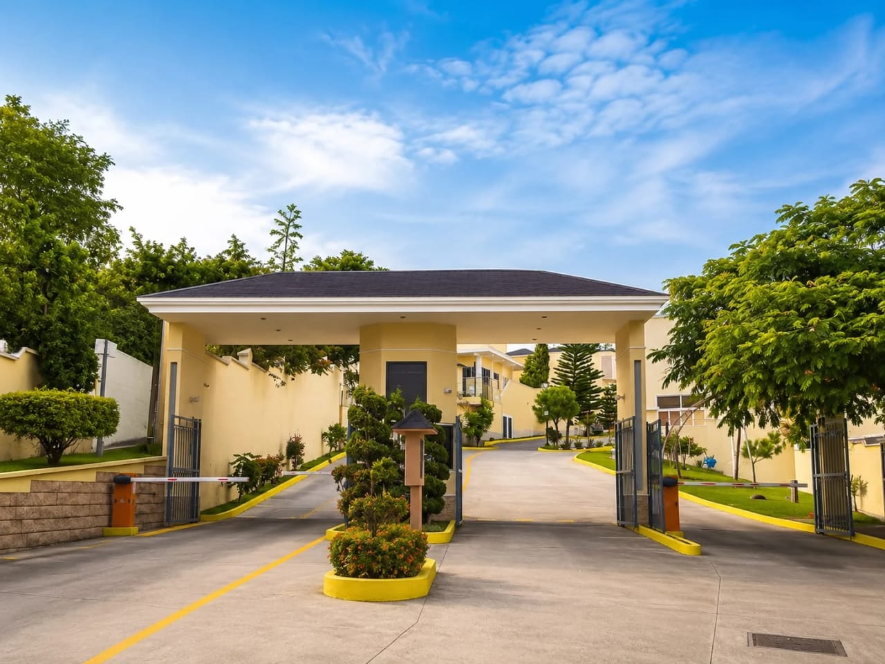 PRECIOSA CASA EN VENTA DE O RENTA EN CAÑADAS DEL ENCINAL 2 LOTES JUNTOS — Casa en Venta en Zona 7 Mixco, Guatemala, Ciudad — foto 2 de 17