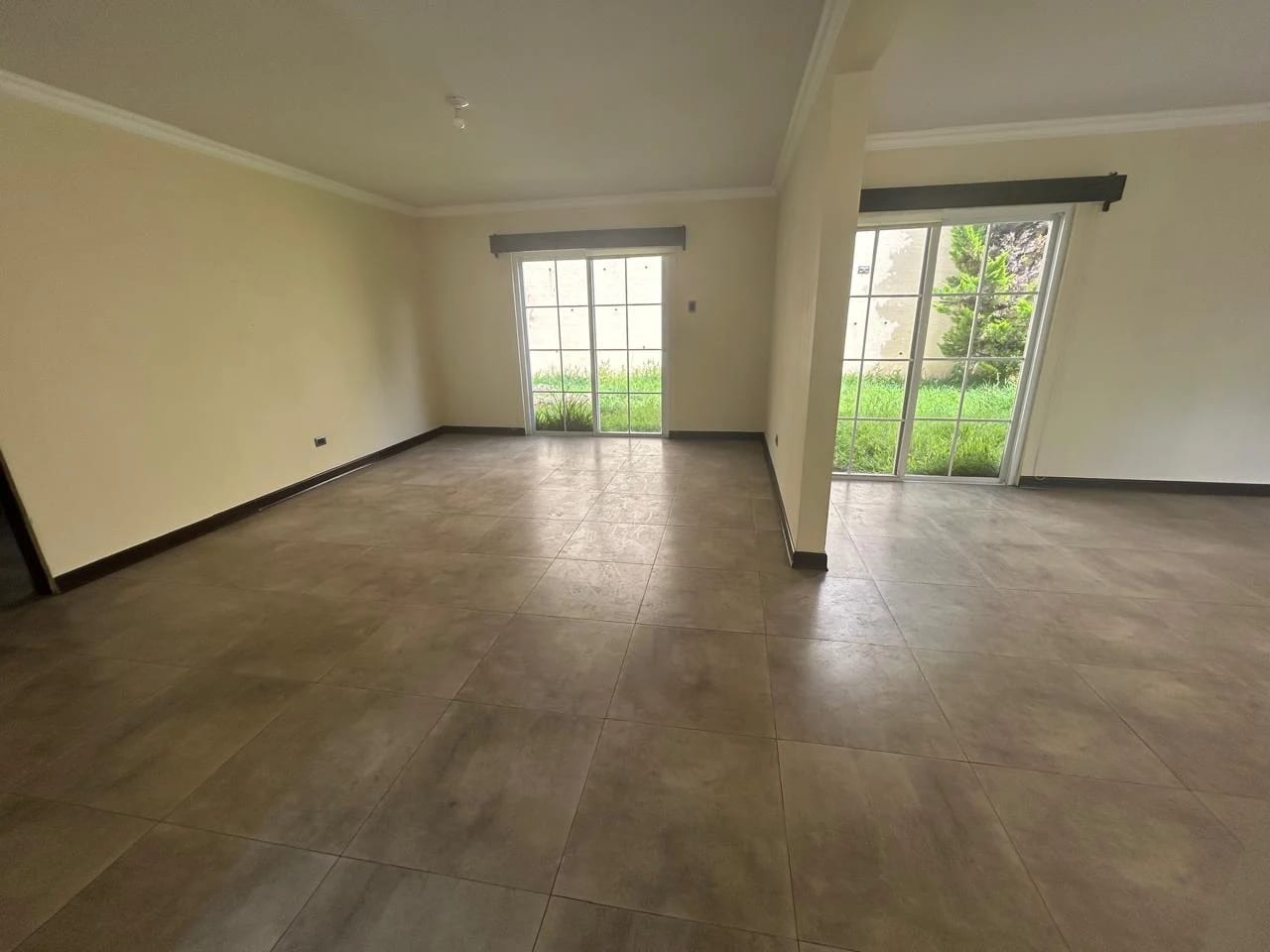 PRECIOSA CASA EN VENTA DE O RENTA EN CAÑADAS DEL ENCINAL 2 LOTES JUNTOS — Casa en Venta en Zona 7 Mixco, Guatemala, Ciudad — foto 8 de 17