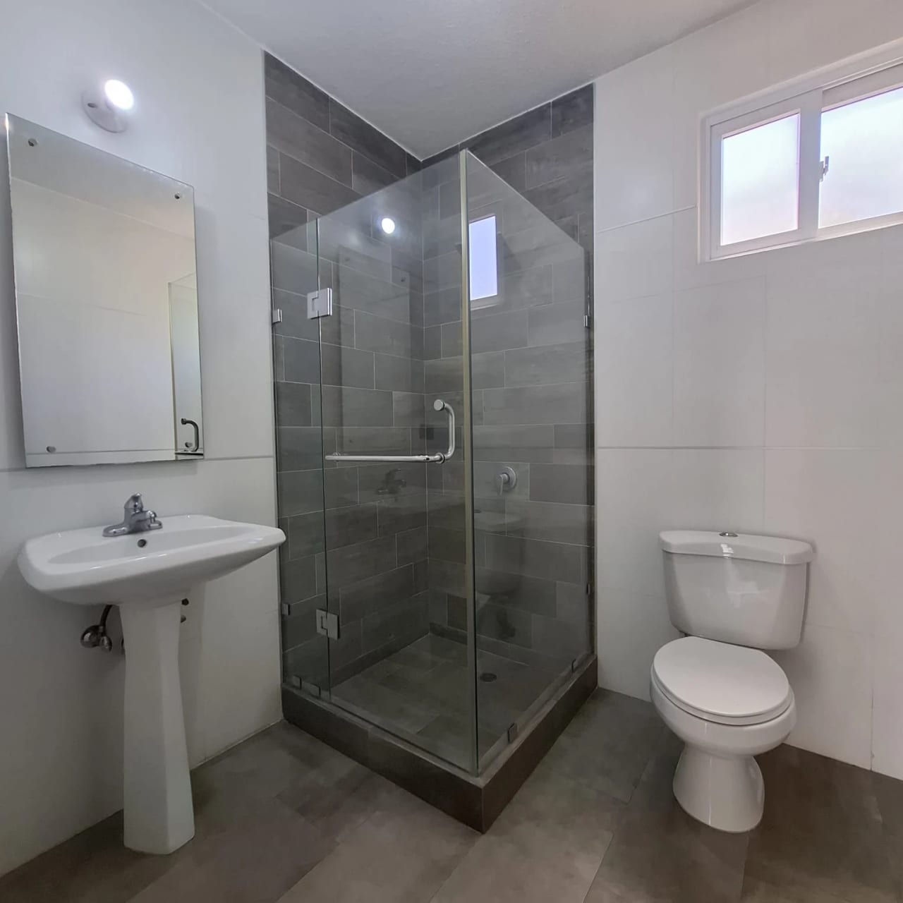 PRECIOSA CASA EN VENTA DE O RENTA EN CAÑADAS DEL ENCINAL 2 LOTES JUNTOS — Casa en Venta en Zona 7 Mixco, Guatemala, Ciudad — foto 16 de 17