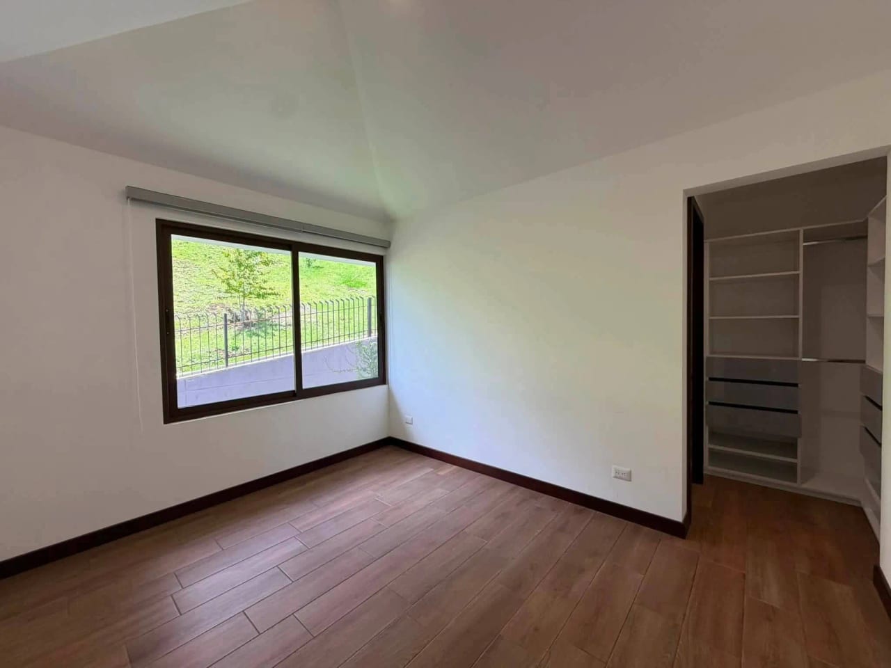 Amplia casa en renta, zona 16 Lomas de San Isidro, Reserva II — Casa en Alquiler en Lomas de San Isidro - La Reserva, Zona 16, Guatemala, Ciudad — foto 4 de 9