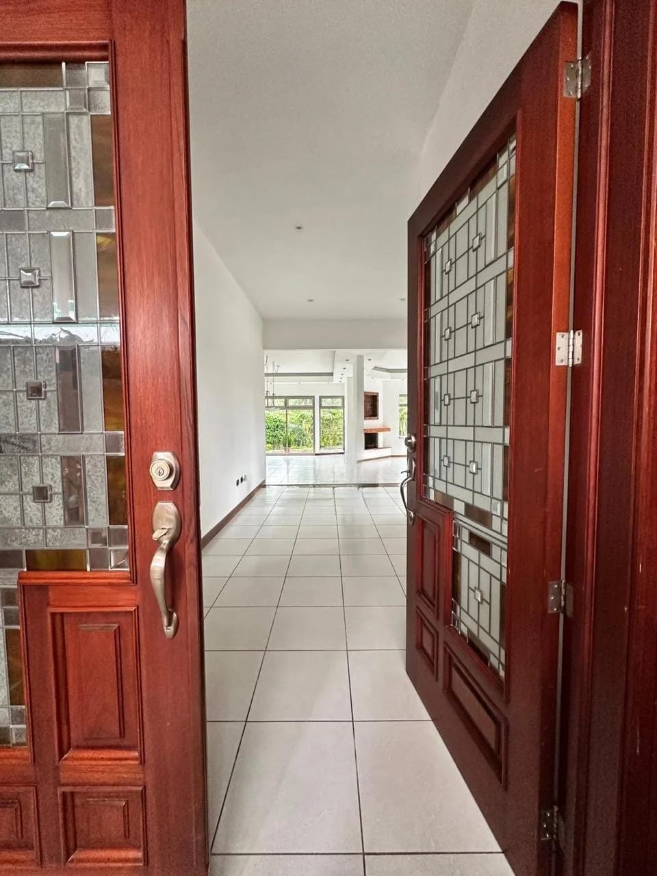 Amplia e iluminada casa en venta, Kanajuyú zona 16 — Casa en Venta en Kanajuyú, Zona 16, Guatemala, Ciudad — foto 1 de 10