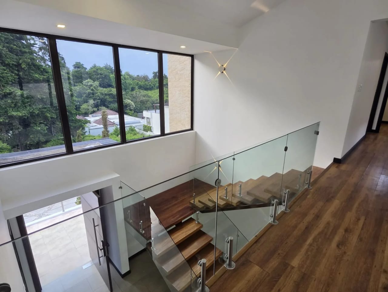 Exclusiva casa en venta, totalmente remodelada en Lomas de San Isidro — Casa en Venta en Lomas de San Isidro, Zona 16, Guatemala, Ciudad — foto 4 de 17