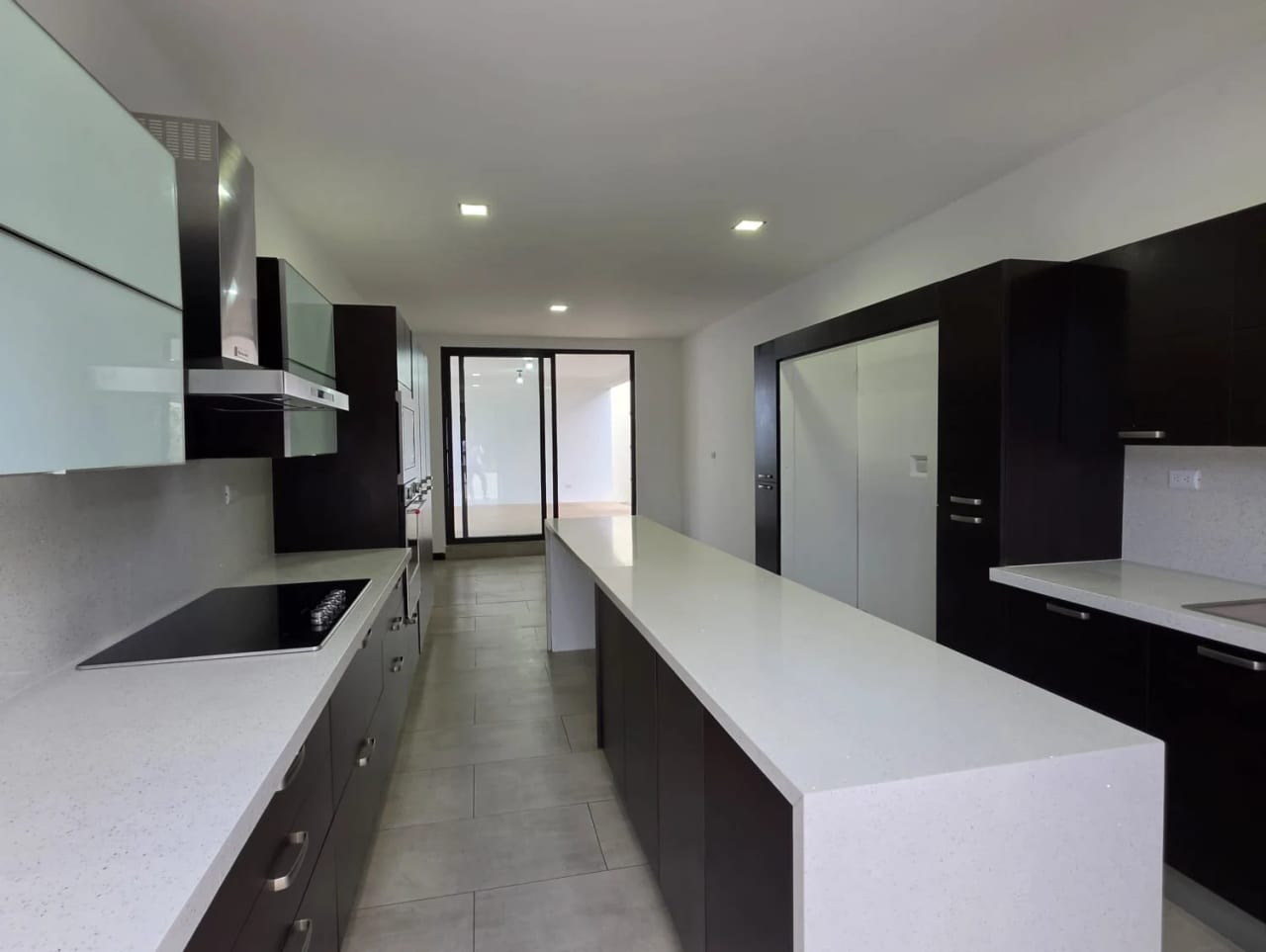Exclusiva casa en venta, totalmente remodelada en Lomas de San Isidro — Casa en Venta en Lomas de San Isidro, Zona 16, Guatemala, Ciudad — foto 7 de 17