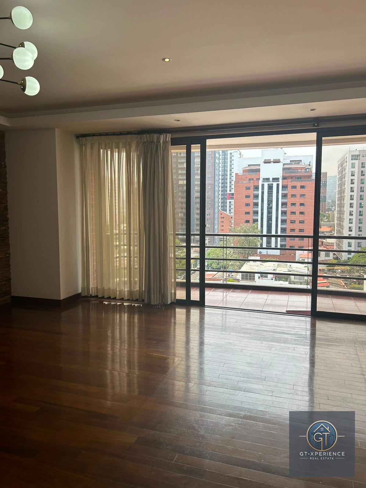 Lindo y amplio apartamento en Edificio de zona 10 — Apartamento en Venta en Zona 10, Guatemala, Ciudad — foto 1 de 7