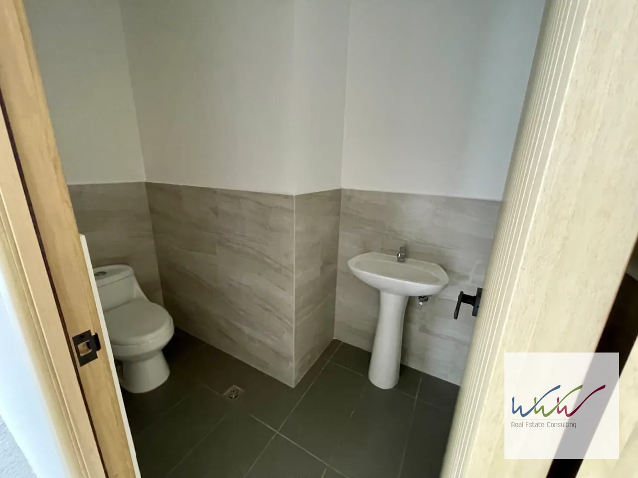 Vendo/rento oficina 168 m2 en Edificio 01010, Zona 10 — Oficina en Venta en Edificio 01010 (Cero Diez Diez), Zona 10, Guatemala, Ciudad — foto 12 de 13