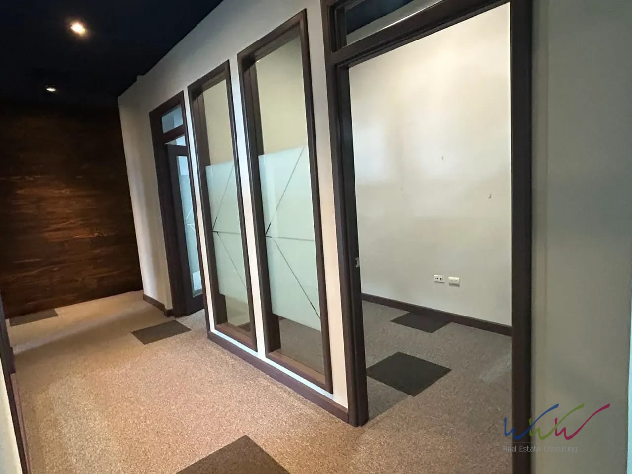 Rento amplia oficina de 255 m2 en Centro Corporativo Los Próceres — Oficina en Alquiler en 13-50, Zona 10, Guatemala, Ciudad — foto 5 de 8