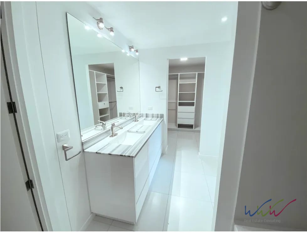 Baño — Rento amplio apartamento de 242m2 en edificio Lucca, Zona 10 — Apartamento en Alquiler en Lucca, Zona 10, Guatemala, Ciudad — foto 9 de 17