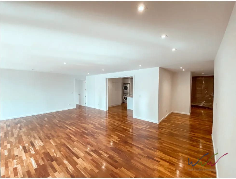 Sala — Rento amplio apartamento de 242m2 en edificio Lucca, Zona 10 — Apartamento en Alquiler en Lucca, Zona 10, Guatemala, Ciudad — foto 1 de 17
