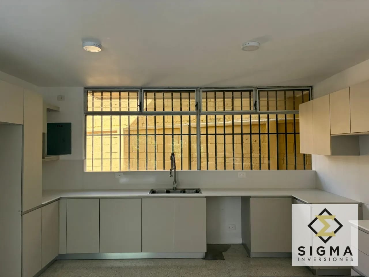 Casa en Venta en Zona 3, Colonia Bran - Amplia y renovada — Casa en Venta en Zona 3, Guatemala, Ciudad — foto 2 de 15