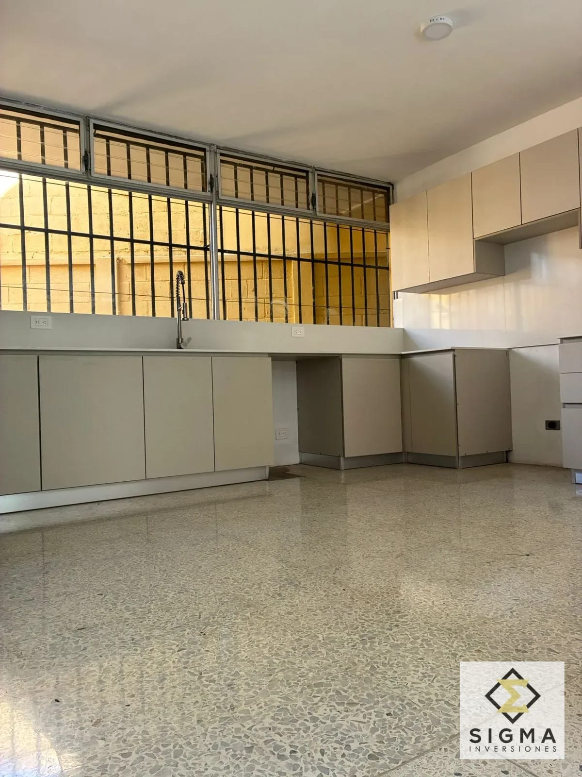 Casa en Venta en Zona 3, Colonia Bran - Amplia y renovada — Casa en Venta en Zona 3, Guatemala, Ciudad — foto 3 de 15