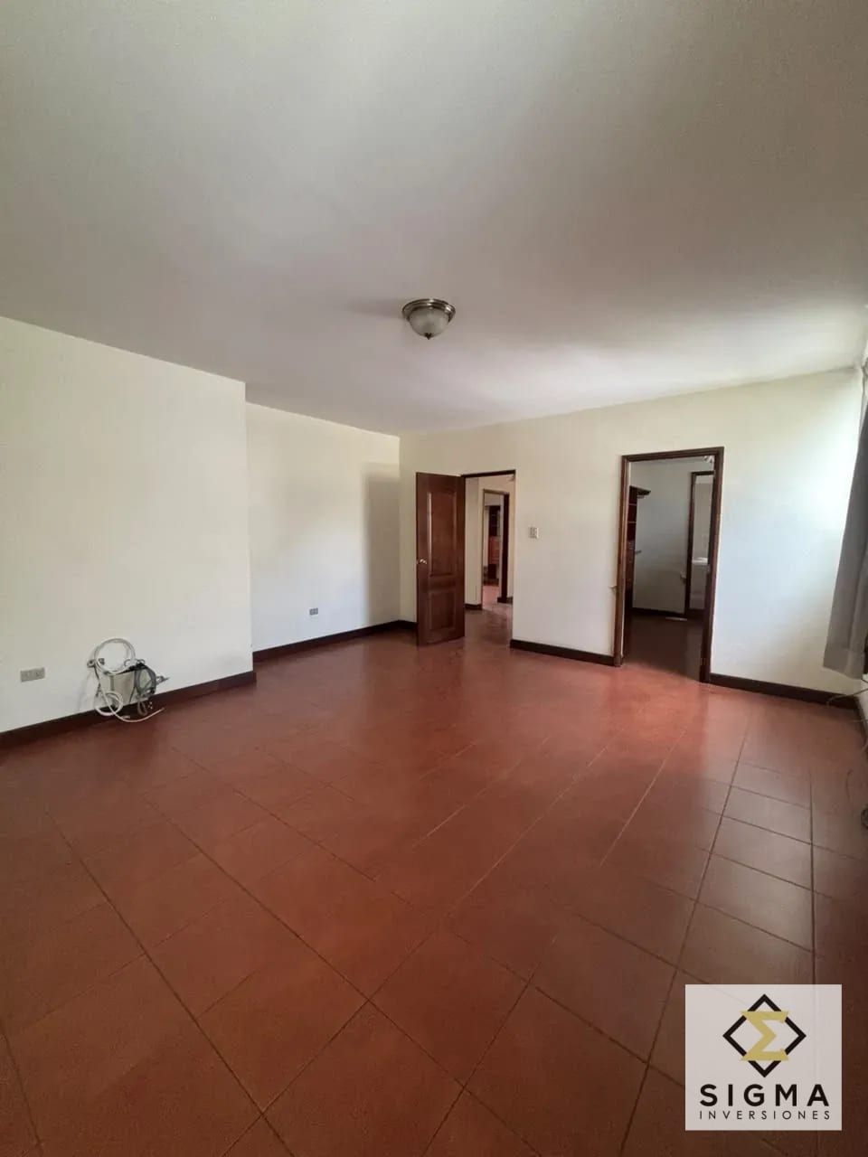 Casa AMPLIA en venta Zona 13 Aurora, 4 hab, a 500m del Aeropuerto — Casa en Venta en Aurora I, Zona 13, Guatemala, Ciudad — foto 9 de 16