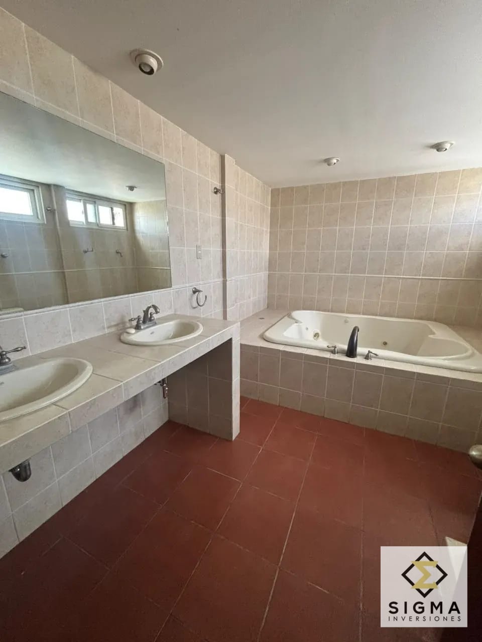 Casa AMPLIA en venta Zona 13 Aurora, 4 hab, a 500m del Aeropuerto — Casa en Venta en Aurora I, Zona 13, Guatemala, Ciudad — foto 11 de 16