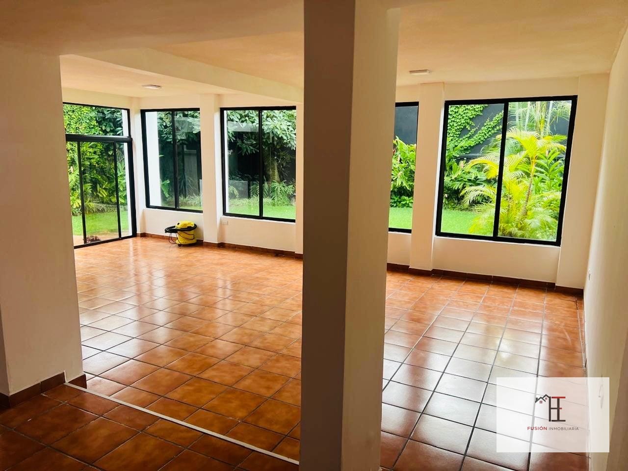 Casa en renta – Zona 14 La Villa — Oficina en Alquiler en La Villa, Zona 14, Guatemala, Ciudad — foto 1 de 12