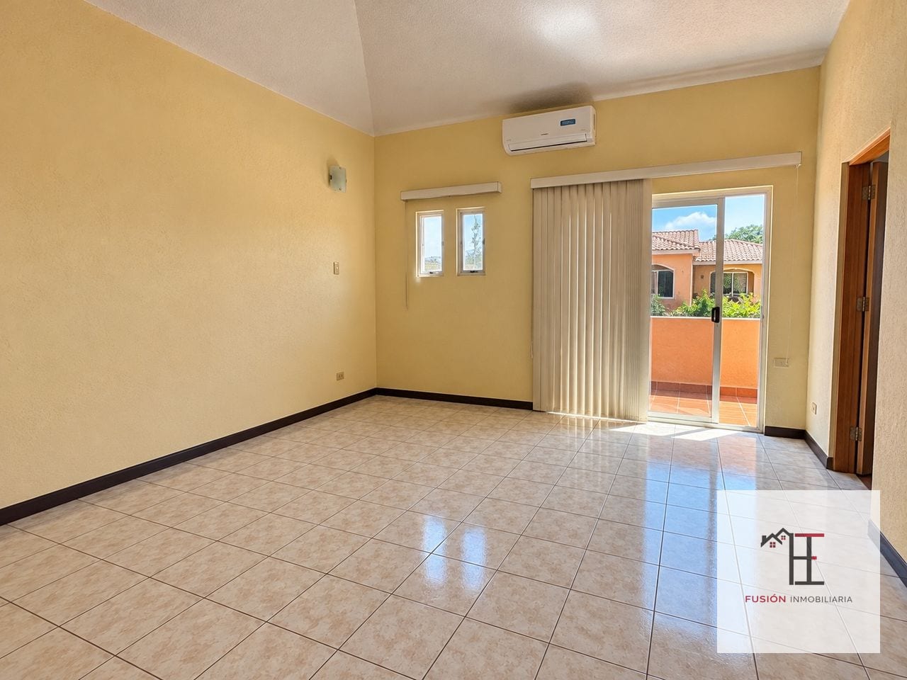 Casa amplia en venta en Zona 16 Jardines de San Isidro — Casa en Venta en Jardines de San Isidro, Zona 16, Guatemala, Ciudad — foto 2 de 14