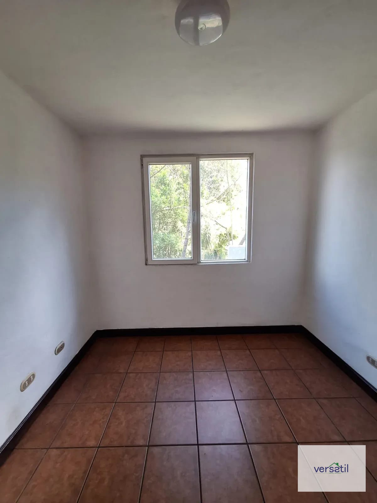Hermosa casa de 4 habitaciones y gran Jardín !!! Alquiler — Casa en Alquiler en Villas del Campo, Carretera a El Salvador, Guatemala, Ciudad — foto 4 de 12