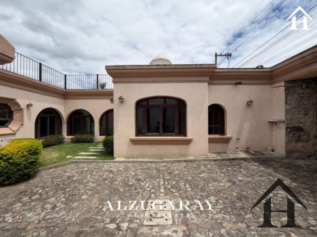 Casa con jardín ÚNICA en casco central Antigua — Casa en Venta en Dentro del Casco, Antigua, Sacatepéquez — foto 15 de 17