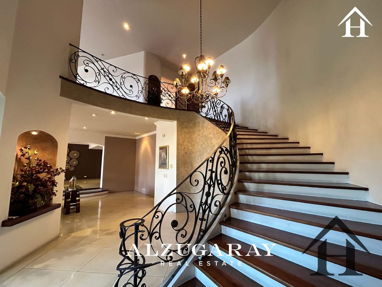 Casa + terreno Cond Puerta del Valle zona 1 Mixco — Casa en Venta en Zona 1 Mixco, Guatemala, Ciudad — foto 1 de 13