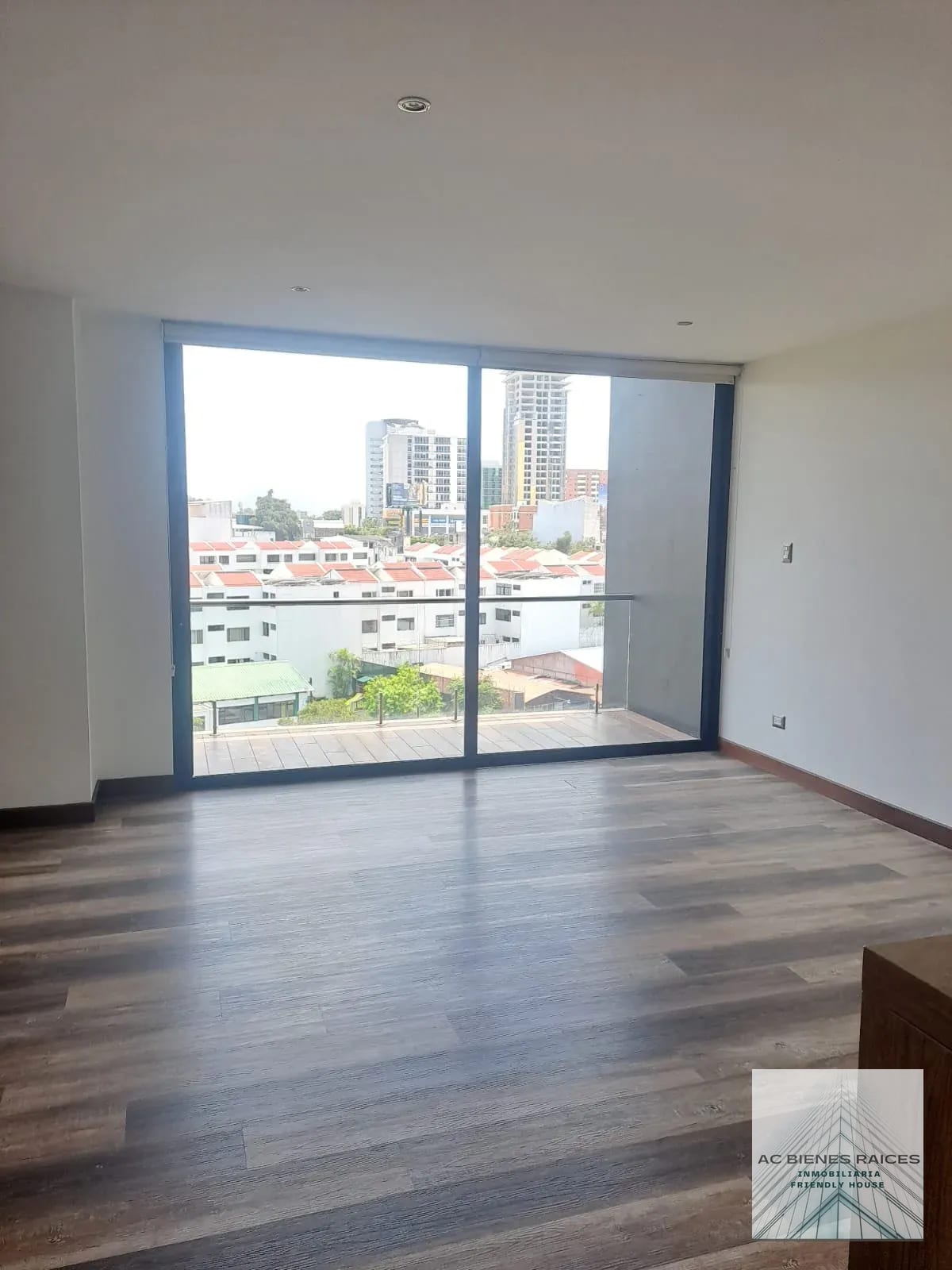 Apartamento de 3 hab en zona 10 — Apartamento en Alquiler en Zona 10, Guatemala, Ciudad — foto 2 de 17