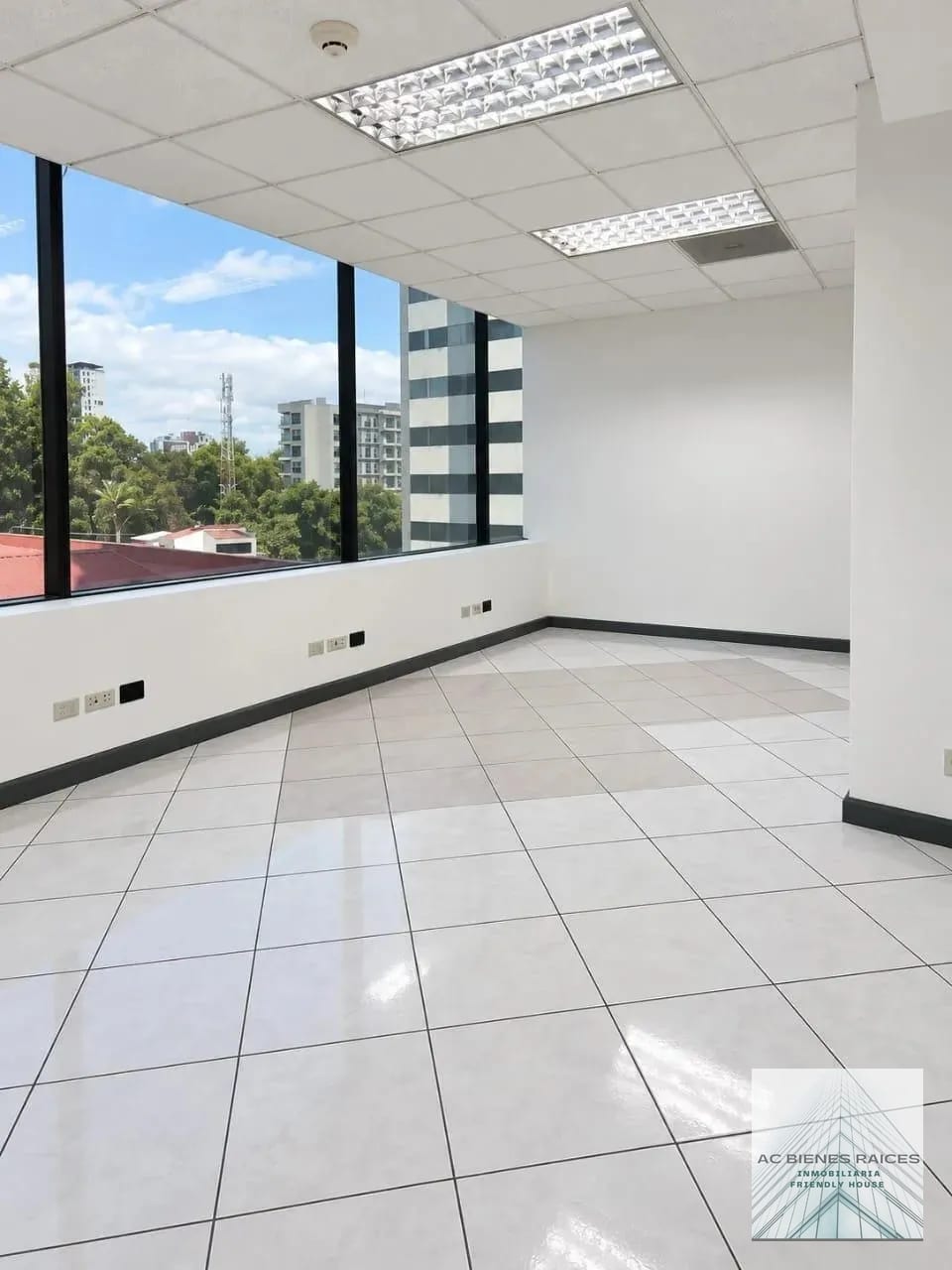 Oficina en renta en Euro Plaza zona 14 — Oficina en Alquiler en Zona 14, Guatemala, Ciudad — foto 2 de 7