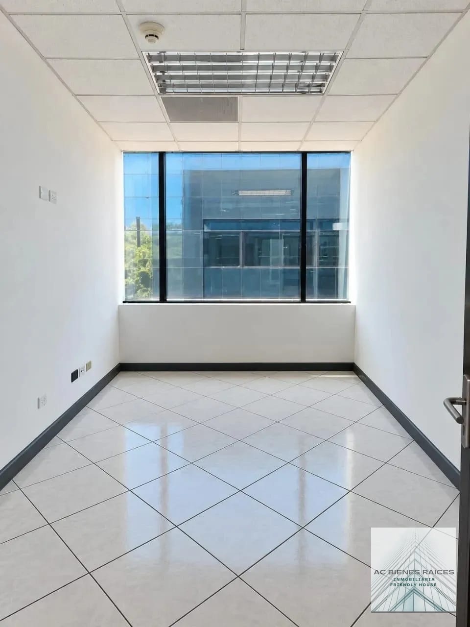 Oficina en renta en Euro Plaza zona 14 — Oficina en Alquiler en Zona 14, Guatemala, Ciudad — foto 4 de 7