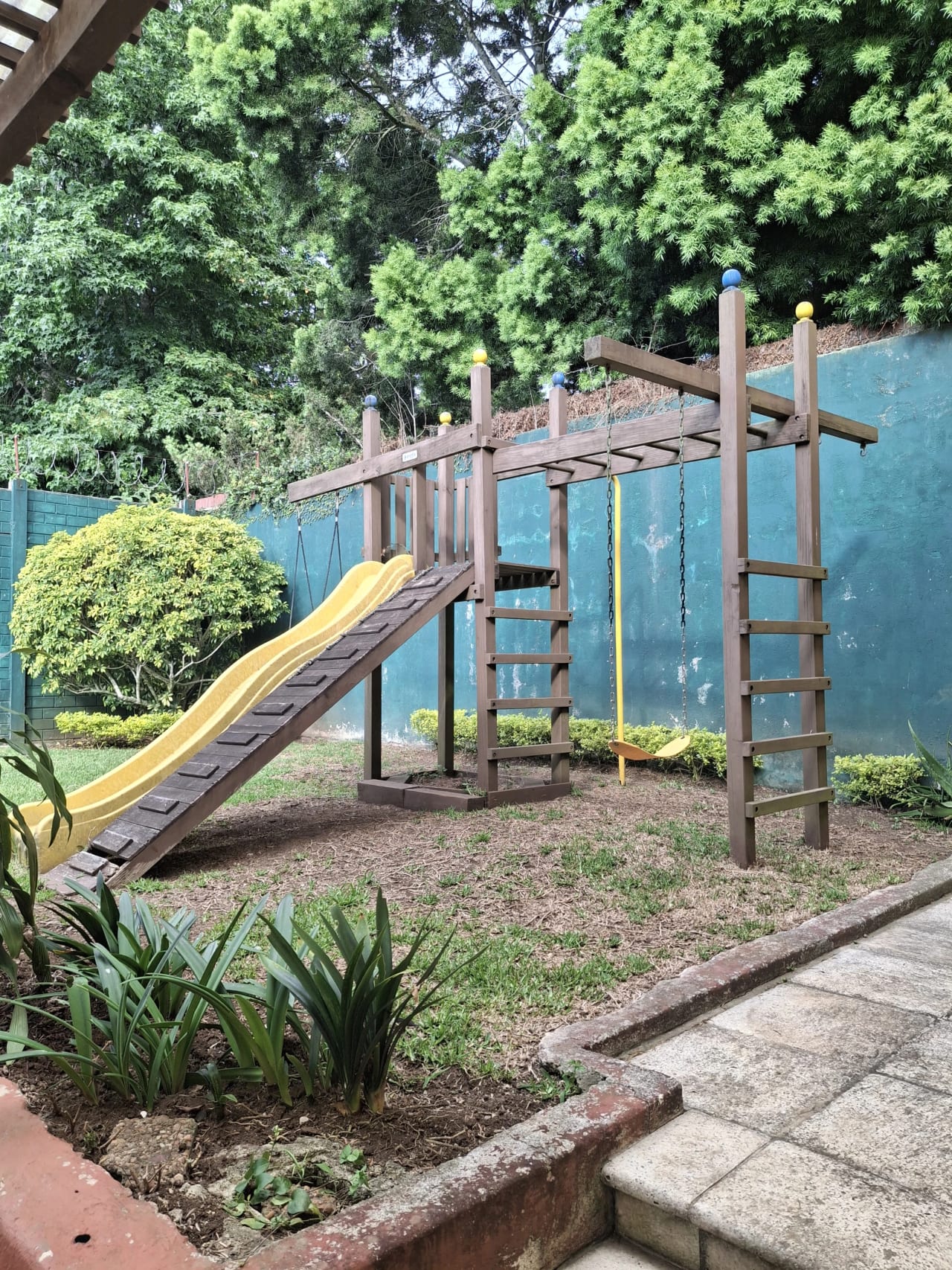 Amplio Jardin y Pergola Casa en Venta KM 19 Carr a el Salvador por Sta — Casa en Venta en Villas del Pinar, Carretera a El Salvador, Guatemala, Ciudad — foto 1 de 11