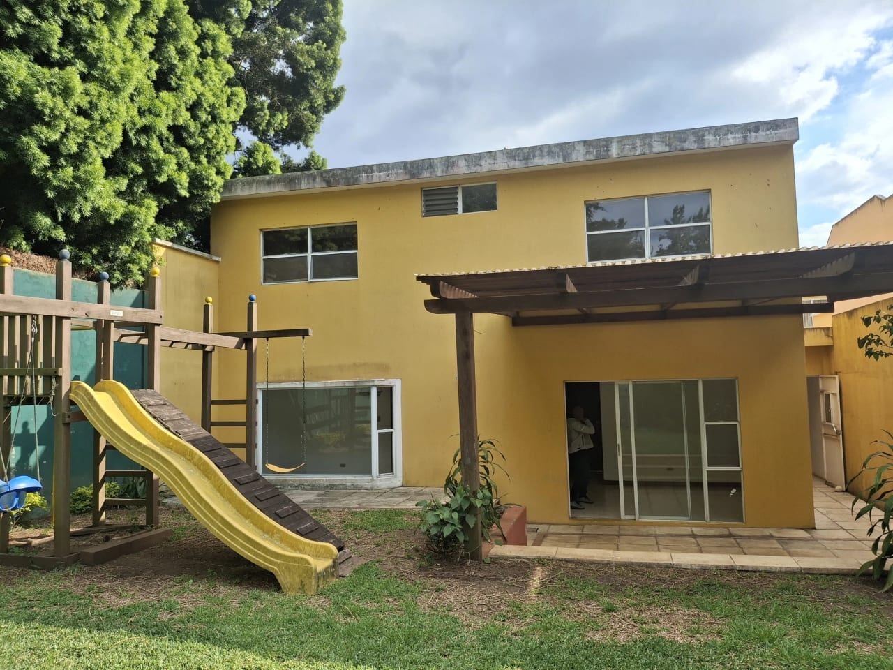 Amplio Jardin y Pergola Casa en Venta KM 19 Carr a el Salvador por Sta — Casa en Venta en Villas del Pinar, Carretera a El Salvador, Guatemala, Ciudad — foto 2 de 11