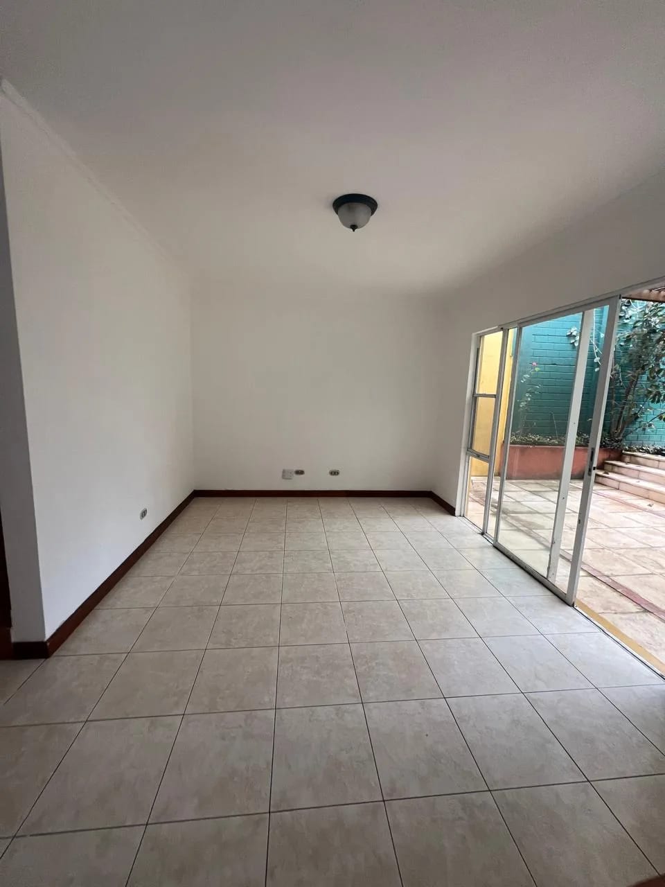 Amplio Jardin y Pergola Casa en Venta KM 19 Carr a el Salvador por Sta — Casa en Venta en Villas del Pinar, Carretera a El Salvador, Guatemala, Ciudad — foto 5 de 11