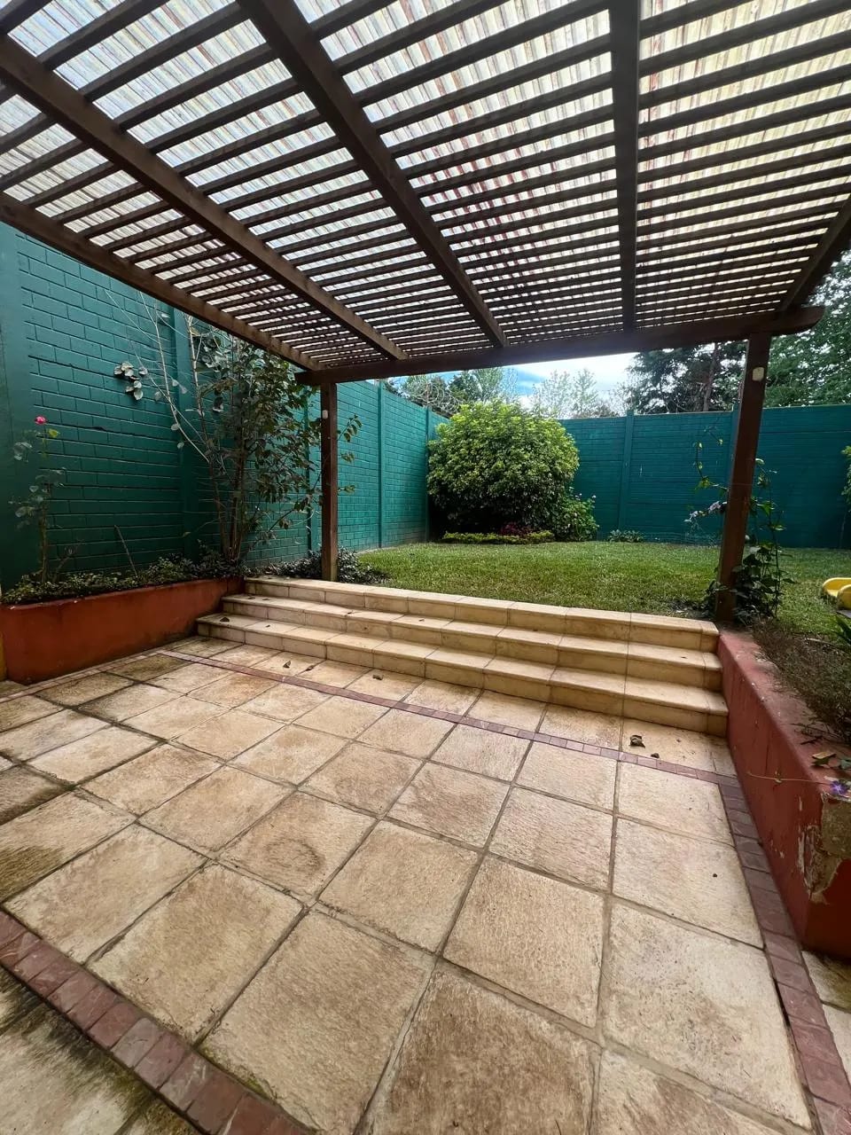 Amplio Jardin y Pergola Casa en Venta KM 19 Carr a el Salvador por Sta — Casa en Venta en Villas del Pinar, Carretera a El Salvador, Guatemala, Ciudad — foto 6 de 11