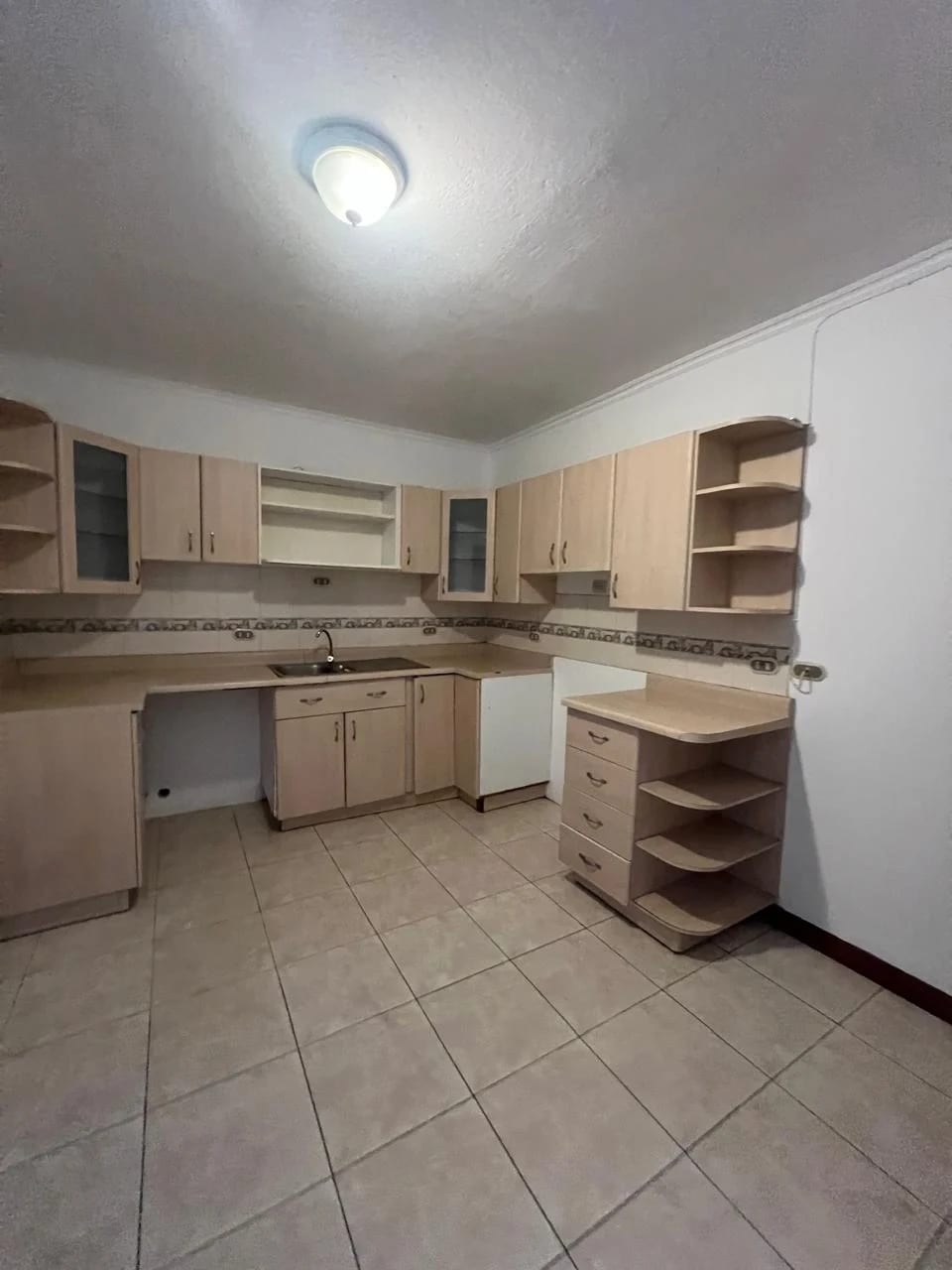 Amplio Jardin y Pergola Casa en Venta KM 19 Carr a el Salvador por Sta — Casa en Venta en Villas del Pinar, Carretera a El Salvador, Guatemala, Ciudad — foto 7 de 11