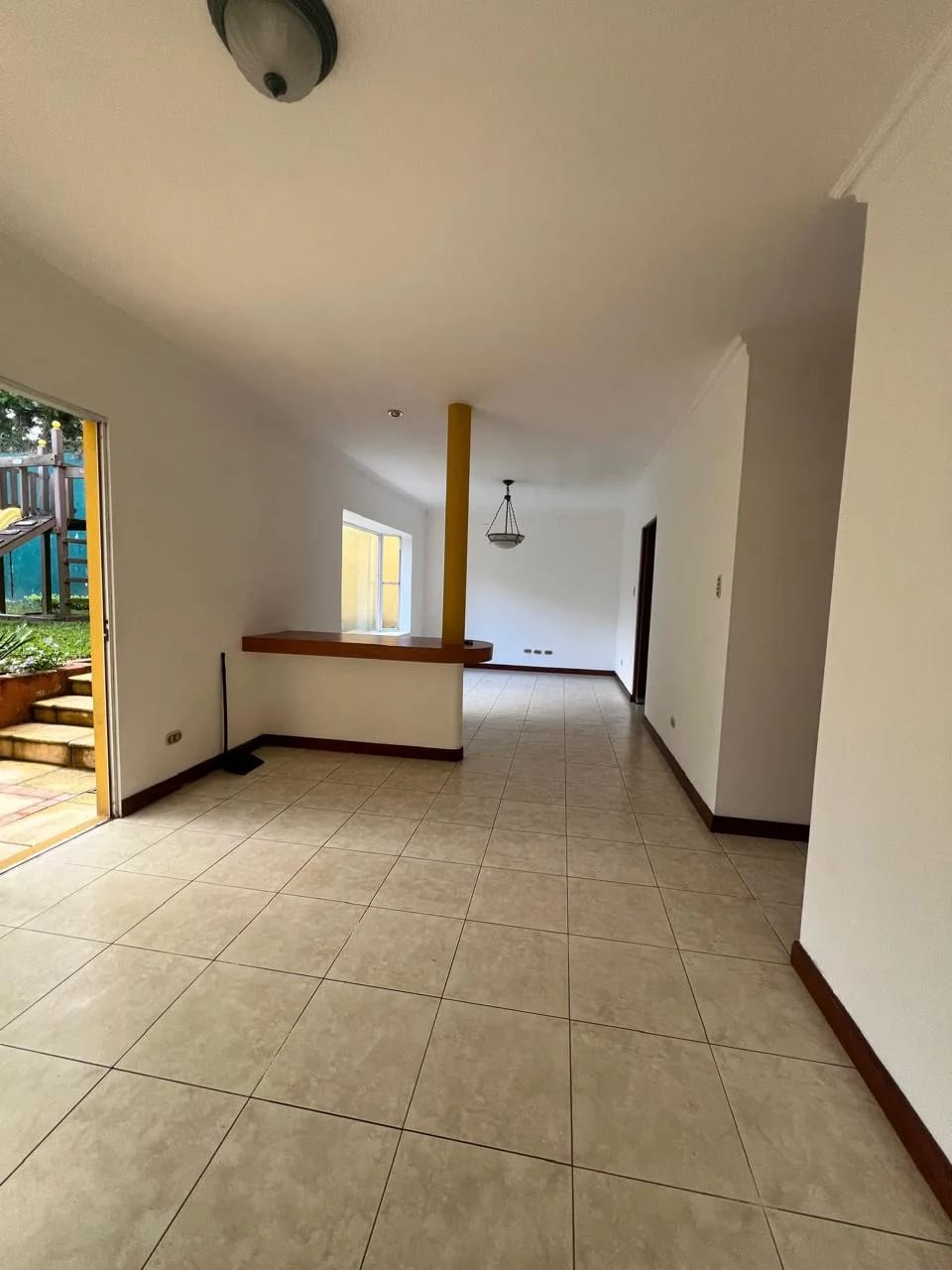 Amplio Jardin y Pergola Casa en Venta KM 19 Carr a el Salvador por Sta — Casa en Venta en Villas del Pinar, Carretera a El Salvador, Guatemala, Ciudad — foto 9 de 11