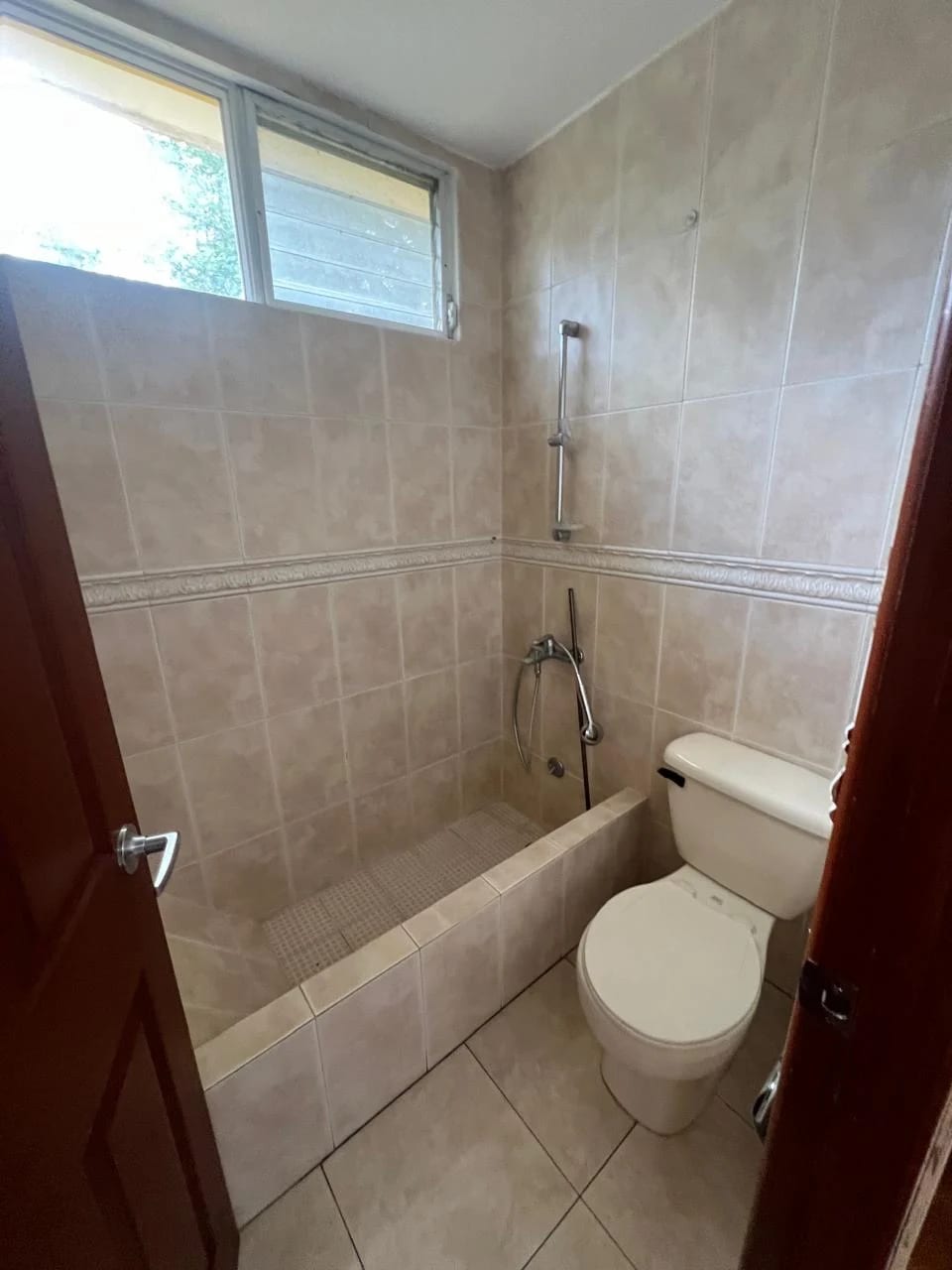 Amplio Jardin y Pergola Casa en Venta KM 19 Carr a el Salvador por Sta — Casa en Venta en Villas del Pinar, Carretera a El Salvador, Guatemala, Ciudad — foto 10 de 11