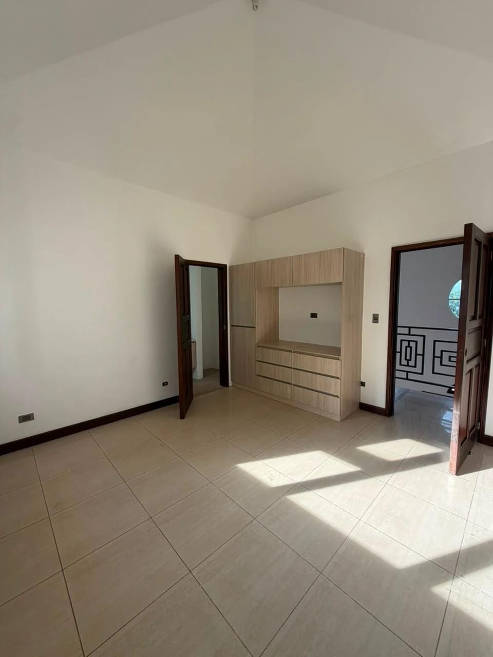 Casa Grande 4 Dorms Amplio Jardin KM 17 Arrazola 3 — Casa en Venta en Arrazola III, Carretera a El Salvador, Guatemala, Ciudad — foto 6 de 17