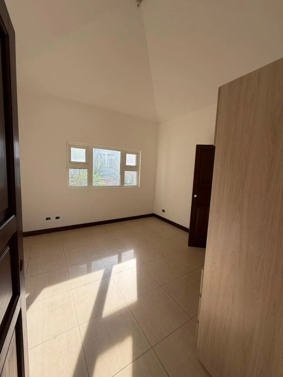 Casa Grande 4 Dorms Amplio Jardin KM 17 Arrazola 3 — Casa en Venta en Arrazola III, Carretera a El Salvador, Guatemala, Ciudad — foto 7 de 17