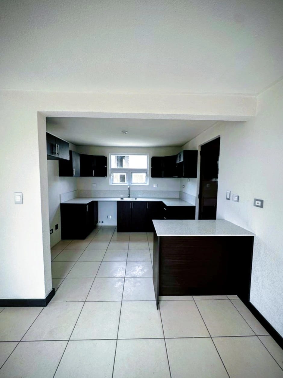 Altos de Village 2 Casa de las Grandes KM.25 Cruce a Sta Elena Barilla — Casa en Venta en Carretera a El Salvador, Guatemala, Ciudad — foto 10 de 15