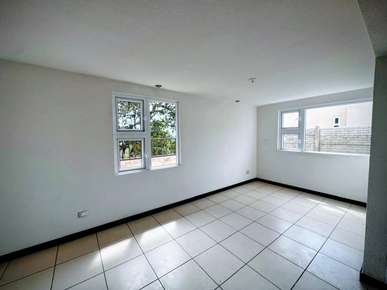 Altos de Village 2 Casa de las Grandes KM.25 Cruce a Sta Elena Barilla — Casa en Venta en Carretera a El Salvador, Guatemala, Ciudad — foto 11 de 15