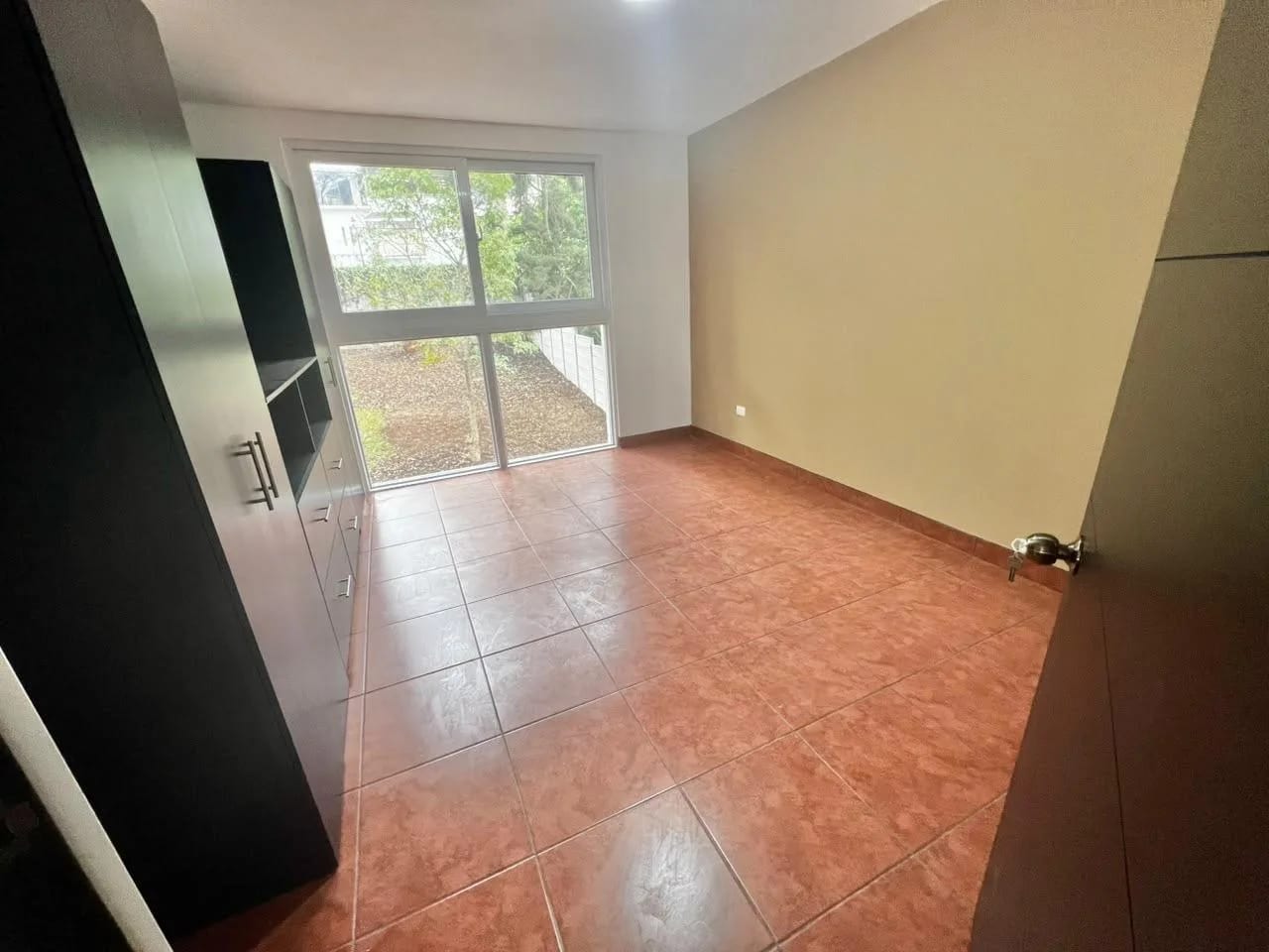 Casa con Amplio Jardin KM 18 a Pavon Arrazola Panorama — Casa en Alquiler en Arrazola Panorama, Carretera a El Salvador, Guatemala, Ciudad — foto 4 de 12