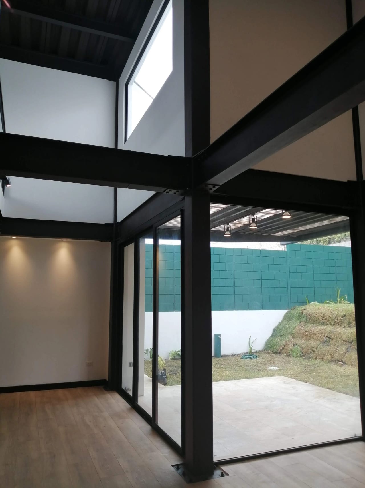 Casa Moderna Tipo Loft KM 19 Carr a Fraijanes Cond Marias del Sol — Casa en Alquiler en Marias del Sol, Carretera a El Salvador, Guatemala, Ciudad — foto 8 de 12
