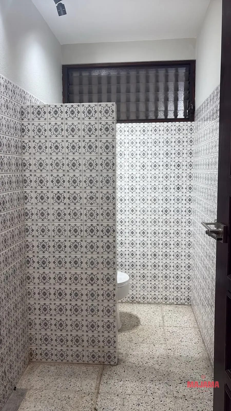 Baño de visitas — Casa Remodelada para Oficinas en Renta, Zona 15 - Codigo 10471091 — Oficina en Alquiler en Zona 15, Guatemala, Ciudad — foto 3 de 17