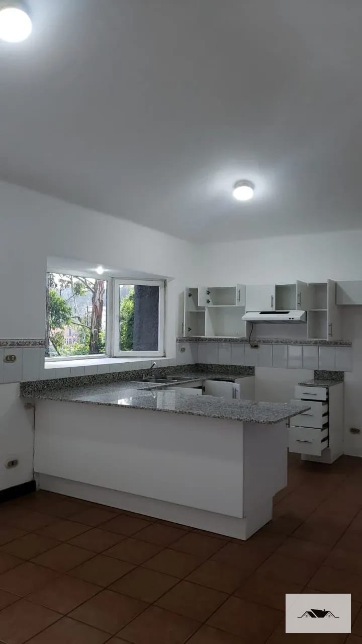 EN RENTA AMPLIA CASA CON JARDIN KM.13 CAES — Casa en Alquiler en Villas del Campo, Carretera a El Salvador, Guatemala, Ciudad — foto 4 de 10
