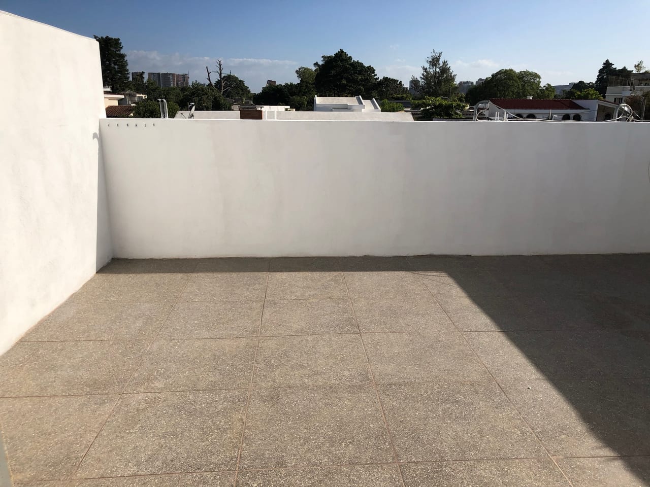 Terraza servicio y lavandería — Linda Casa 2 dormitorios, con pequeño jardín — Casa en Alquiler en Trinidad, Zona 15, Guatemala, Ciudad — foto 13 de 14