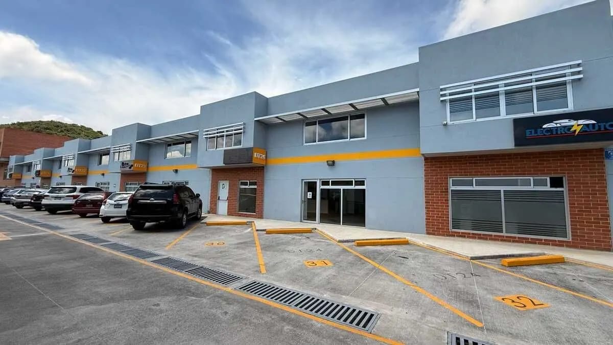 Bodega con oficinas y elevador de carga en renta en zona 4 de Mixco — Bodega / Ofibodega en Alquiler en Zona 4 Mixco, Guatemala, Ciudad — foto 1 de 15