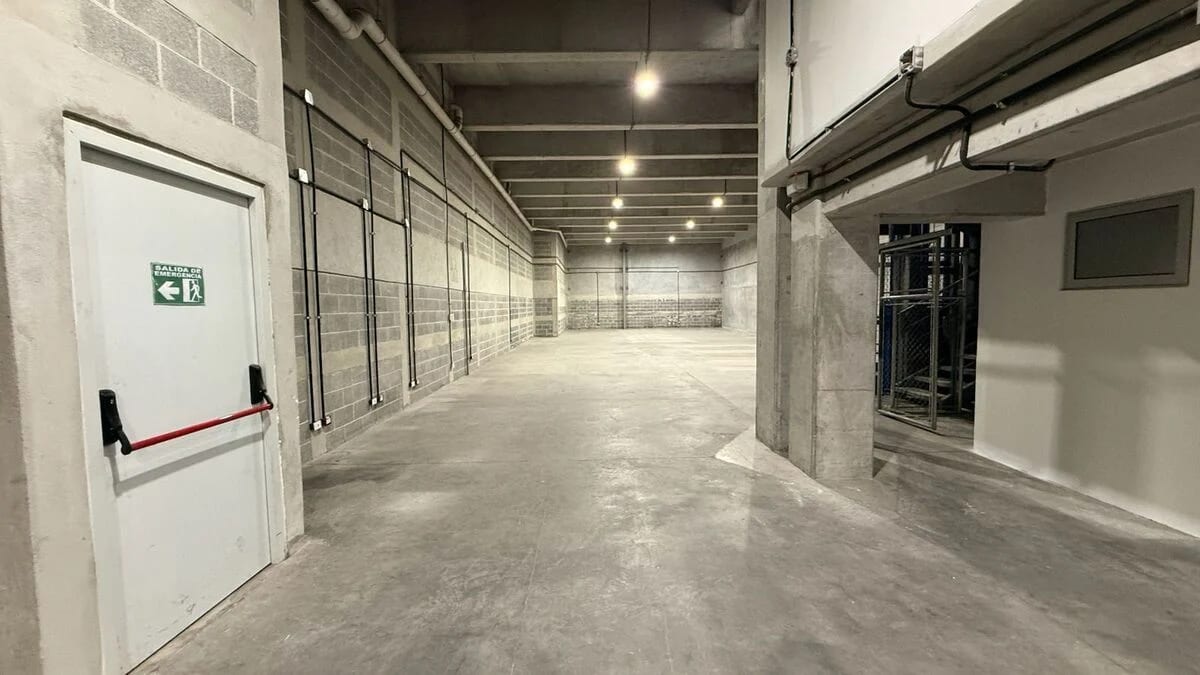 Bodega con oficinas y elevador de carga en renta en zona 4 de Mixco — Bodega / Ofibodega en Alquiler en Zona 4 Mixco, Guatemala, Ciudad — foto 4 de 15