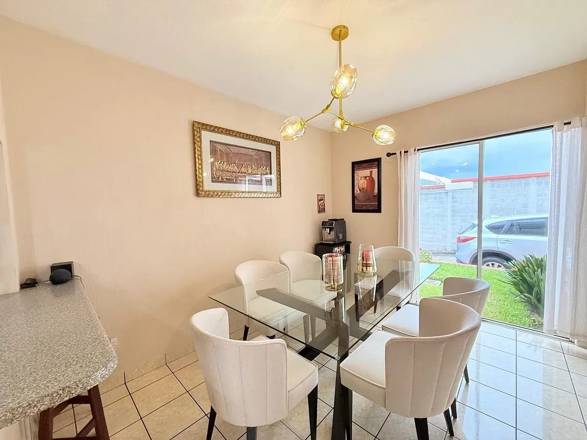 Casa amplia en condominio - Balcones de San Cristóbal - en Venta — Casa en Venta en Zona 8 Mixco, Guatemala, Ciudad — foto 4 de 13
