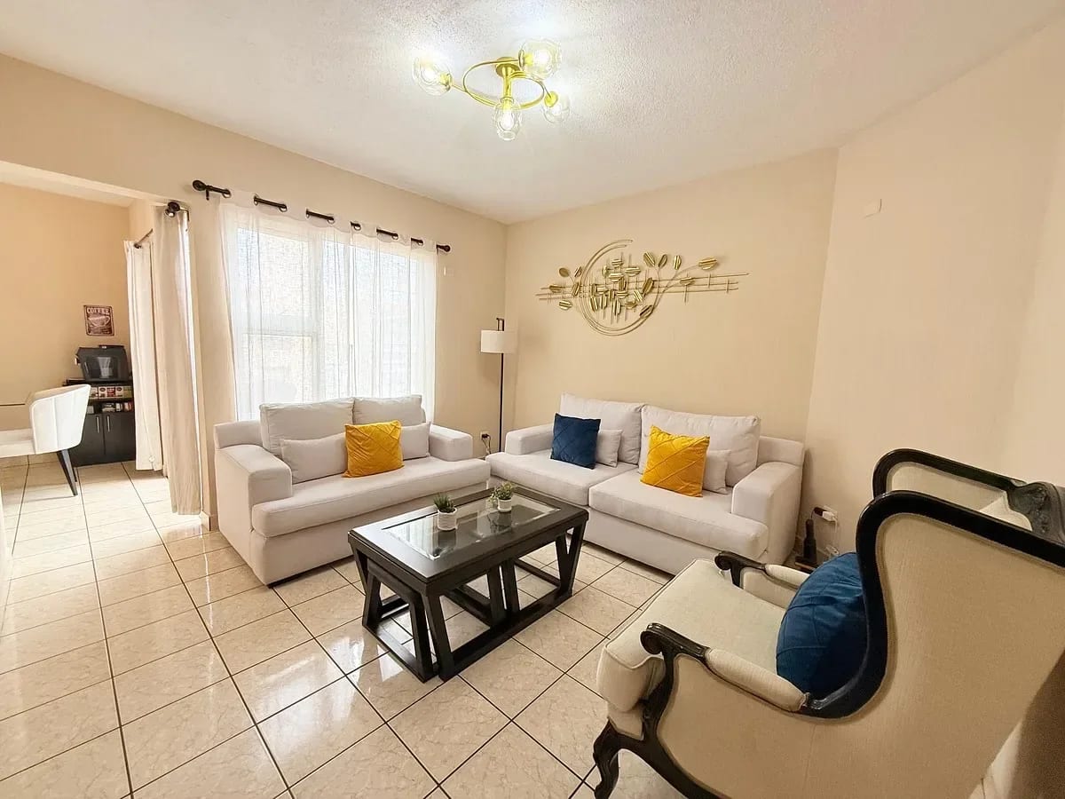 Casa amplia en condominio - Balcones de San Cristóbal - en Venta — Casa en Venta en Zona 8 Mixco, Guatemala, Ciudad — foto 3 de 13
