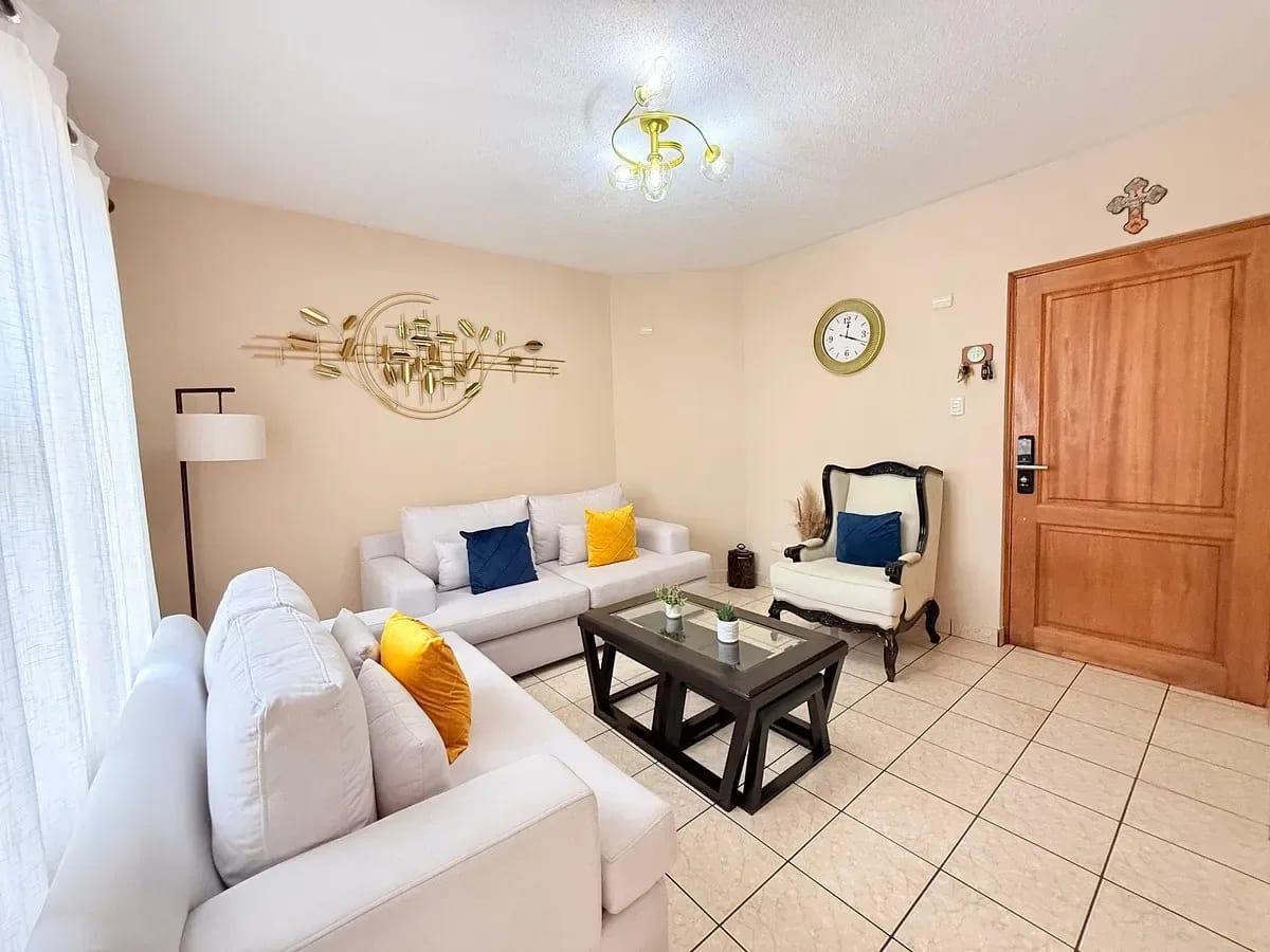 Casa amplia en condominio - Balcones de San Cristóbal - en Venta — Casa en Venta en Zona 8 Mixco, Guatemala, Ciudad — foto 2 de 13