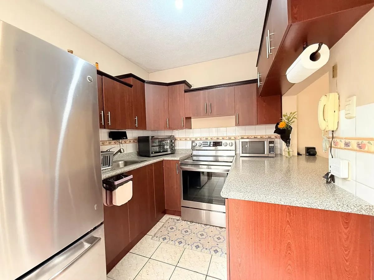 Casa amplia en condominio - Balcones de San Cristóbal - en Venta — Casa en Venta en Zona 8 Mixco, Guatemala, Ciudad — foto 6 de 13