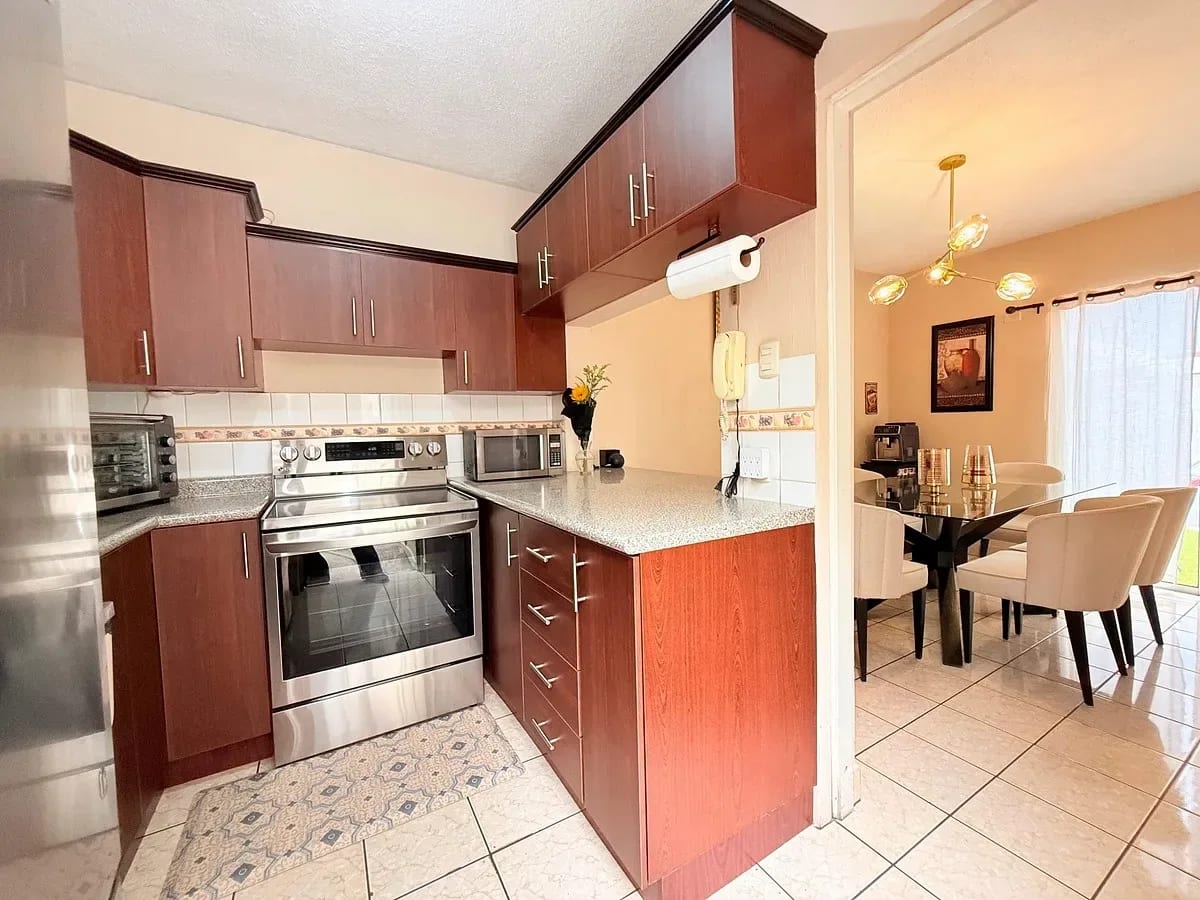 Casa amplia en condominio - Balcones de San Cristóbal - en Venta — Casa en Venta en Zona 8 Mixco, Guatemala, Ciudad — foto 7 de 13